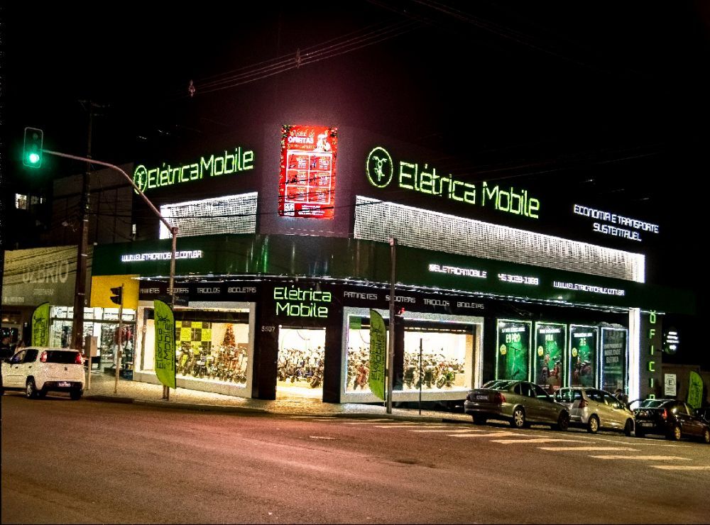 Fachada da Elétrica Mobile à noite