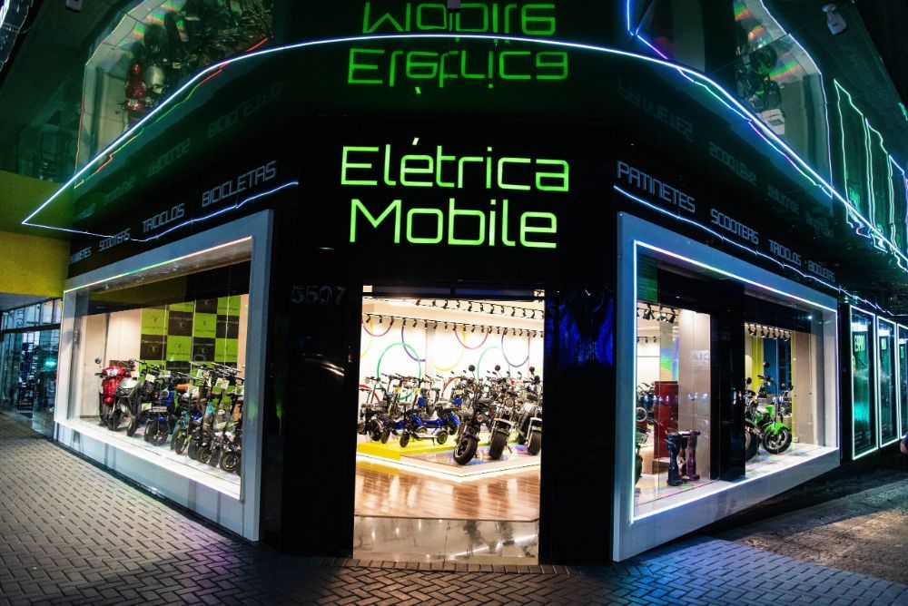Fachada iluminada em verde da Elétrica Mobile na Av. Brasil, em Cascavel