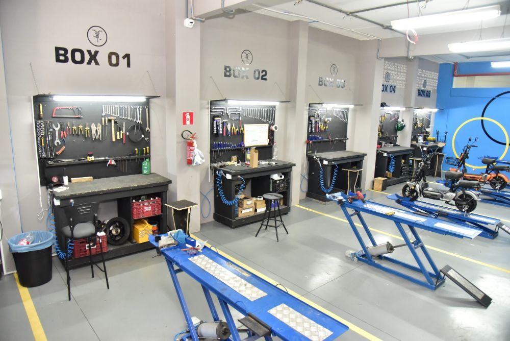 Oficina da Elétrica Mobile com boxes de manutenção