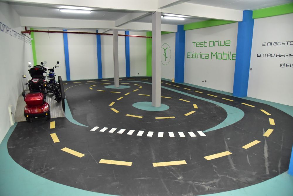 Pista coberta de test drive dentro da loja