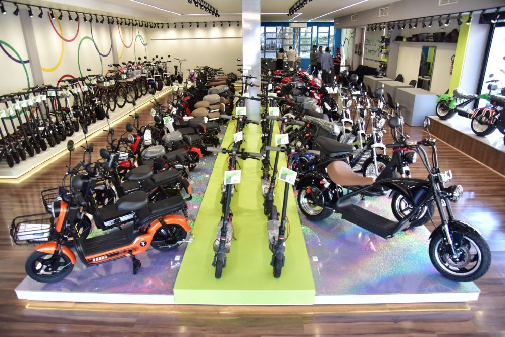 Scooters e bicicletas elétricas no showroom