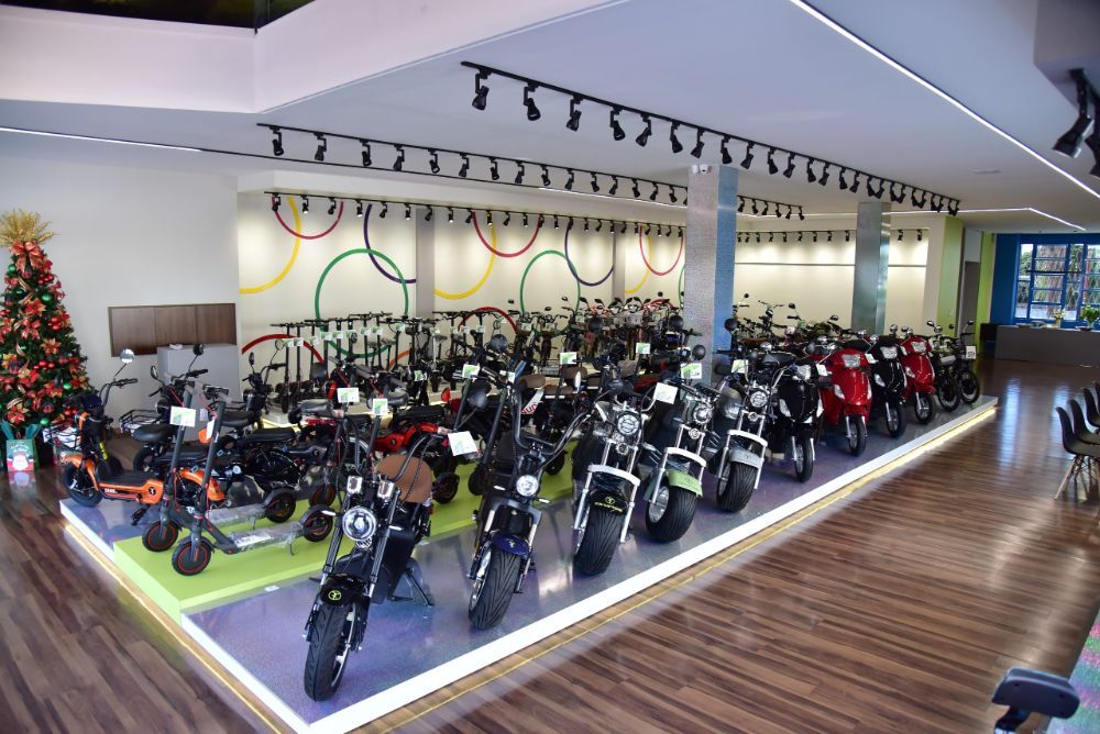 Showroom da Elétrica Mobile com scooters e bicicletas elétricas