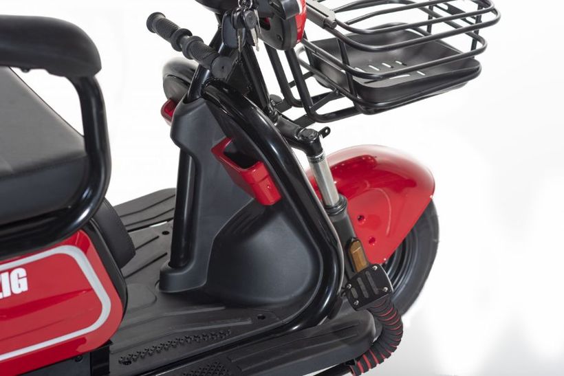 Detalhe do triciclo elétrico com cesto